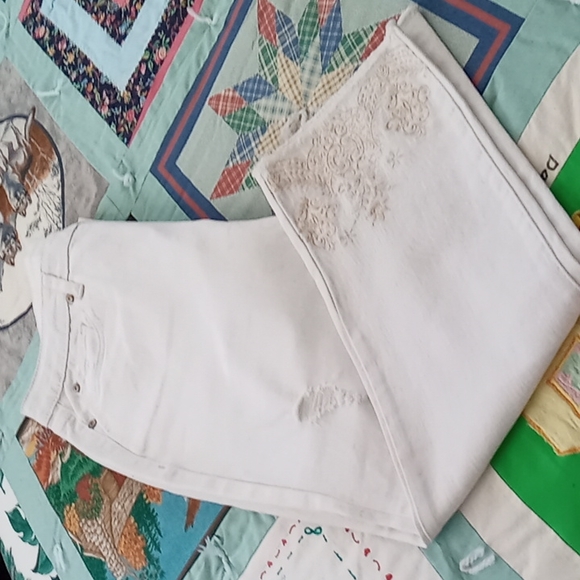 NWT,Cute,a.n.a,Lightly Distressed, Ankle/Crop,Jeans with Embroidered Frayed Hems - Picture 14 of 16